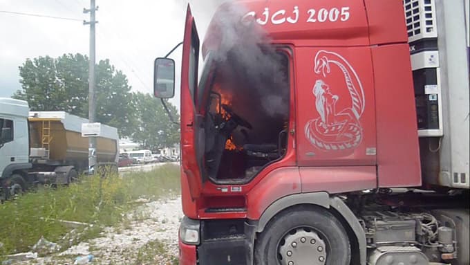 Muayene sırasında bekleyen TIR alev alev yandı