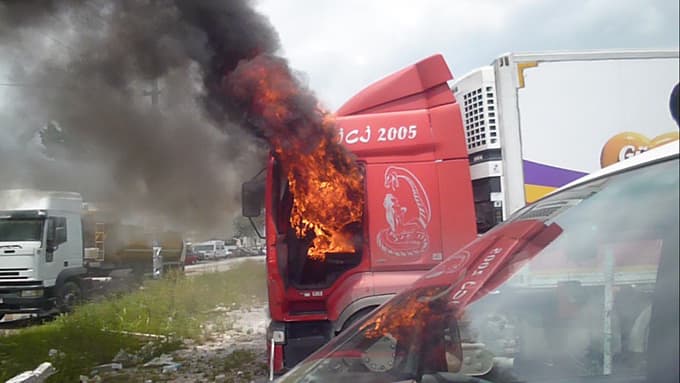 Muayene sırasında bekleyen TIR alev alev yandı