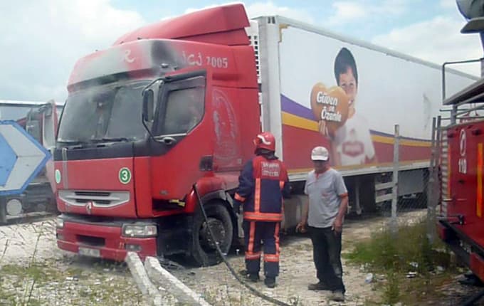 Muayene sırasında bekleyen TIR alev alev yandı