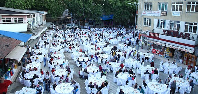 Huzur sofraları Geyve'de kuruldu