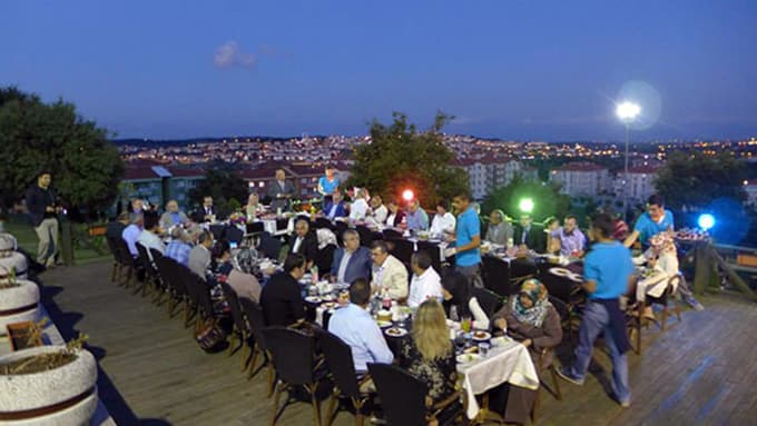 Vali Coş ve eşi Yenikent'te kurulan iftara katıldı