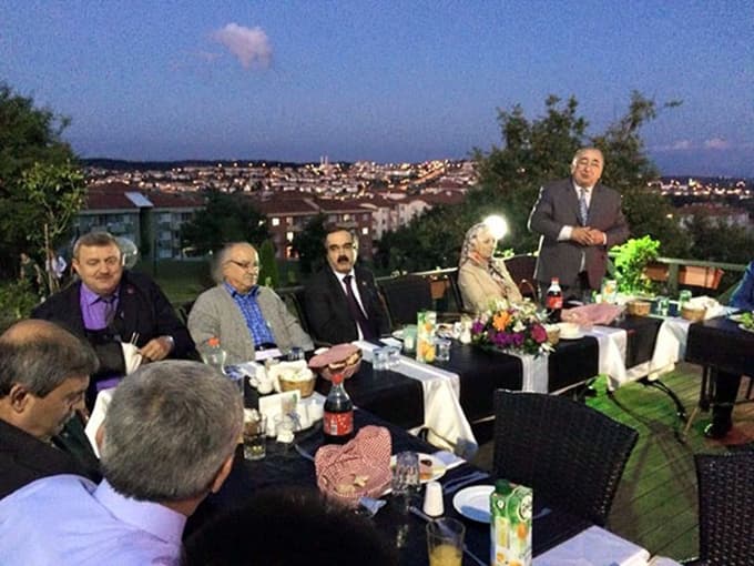Vali Coş ve eşi Yenikent'te kurulan iftara katıldı