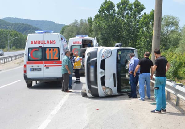 Minibüs traktöre çarparak devrildi: 3 yaralı