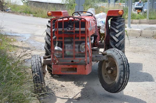 Minibüs traktöre çarparak devrildi: 3 yaralı