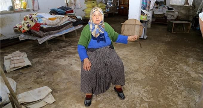 84 yaşındaki Emine nine selde yaşadıklarını anlattı 