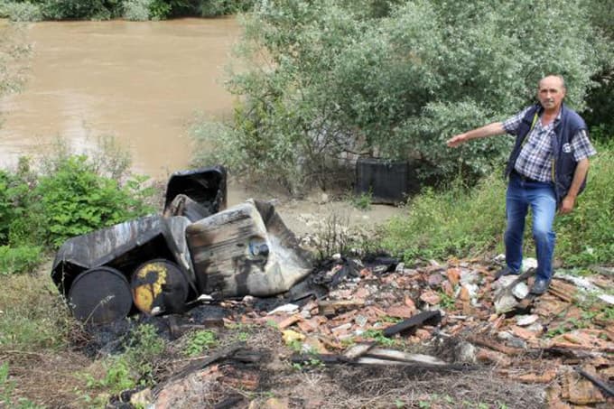 Sakarya Nehri kenarına bırakılan variller korkuttu