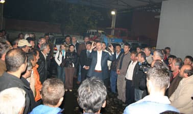 <font face="arial,helvetica,sans-serif"><font size="2"><span style="font-size: 12pt"><font size="2">Adapazarı Belediyesi ekipleri doğal tamiratları i&ccedil;in 25 bin ton asfalt d&ouml;kerken 45 bin metrekare kilitli parke &ccedil;alışması yaptı. Asfalt &ccedil;alışmaları Tuzla, Yağcılar, Mithatpaşa, Sakarya, Yenig&uuml;n, Papu&ccedil;cular, Yenidoğan, Tepekum, Semerciler, Tığcılar, Tekeler, Yenicami, Ozanlar ve Yahyalar mahallesinde tamamlanırken, kilitli parke &ccedil;alışmaları da &Ccedil;ukurahmediye, Yenig&uuml;n, Sakarya, Tepekum, Yahyalar, Karaosman, Şeker, Orta, Tuzla ve Yenidoğan mahallelerinde tamamlendı. Başkan S&uuml;leyman Dişli, bazı eksik kalan sokaklarında hızla tamamlanacağını belirttiği konuşmasında, doğalgaz sonrası tahrip olan sokakların onarılmasının ardından t&uuml;m sokaklardaki eksikliklerin de yapılacağını vurguladı. Konuşmanın ardından, belediye iş&ccedil;ilerine tavuk ızgara servisi yapılarak iş&ccedil;ilere moral verildi.</font><br /></span></font></font><p style="margin: 0cm 0cm 0pt; text-align: justify; tab-stops: 42.55pt" class="MsoNormal"><span style="font-size: 12pt"><font face="arial,helvetica,sans-serif" size="2"></font></span></p>