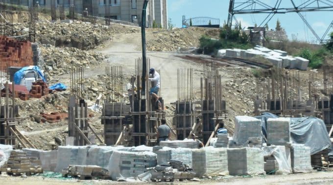Güneşin altında hem oruç tutuyorlar hem de çalışıyorlar