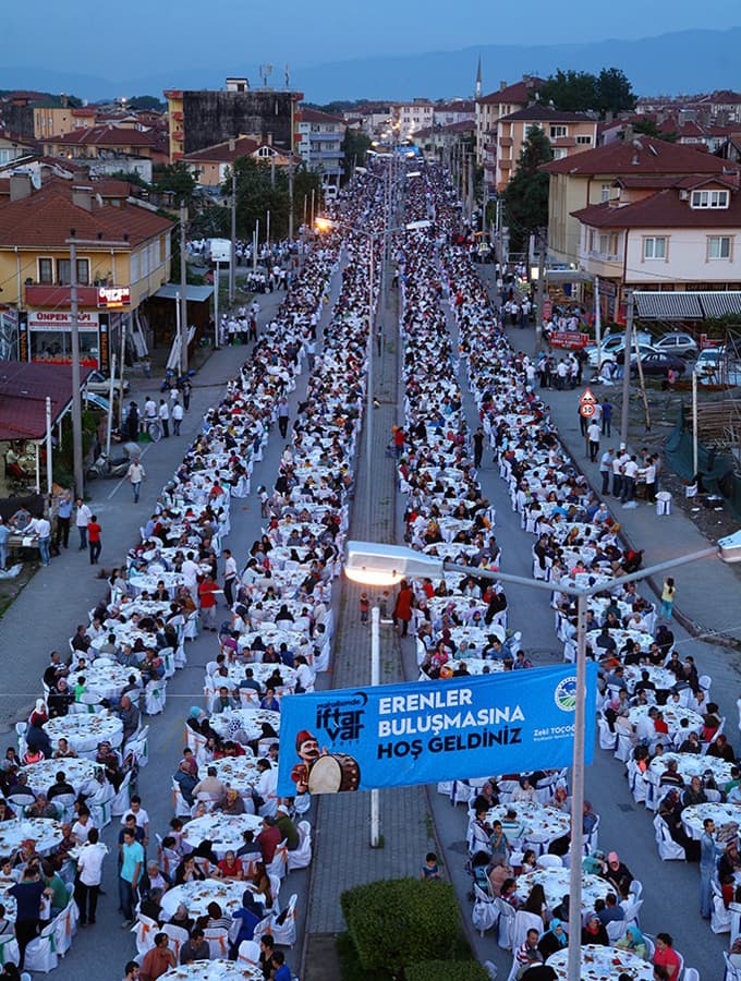Huzur sofraları Erenler'de kuruldu