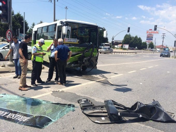 SAÜ'lü öğrenciler dönüş yolunda kaza yaptı: 1 ölü!
