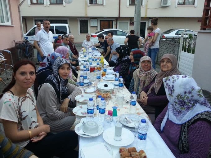 50 yıllık komşular, iftarda buluştu