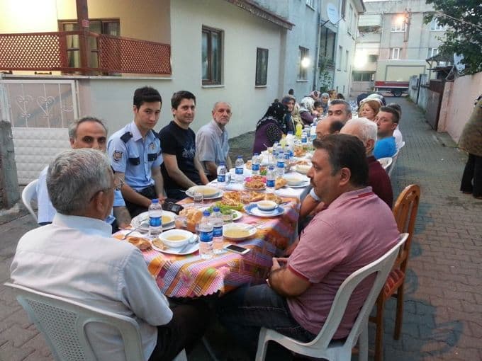 50 yıllık komşular, iftarda buluştu