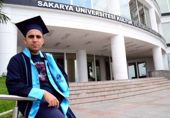 Liseyi güçlükle, üniversiteyi birincilikle bitirdi