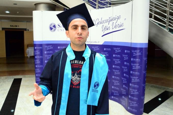 Liseyi güçlükle, üniversiteyi birincilikle bitirdi