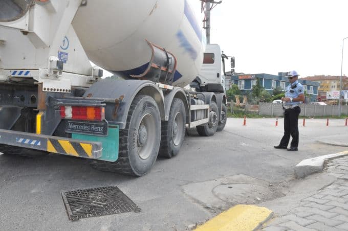 Bisikletiyle beton mikserinin altında kaldı