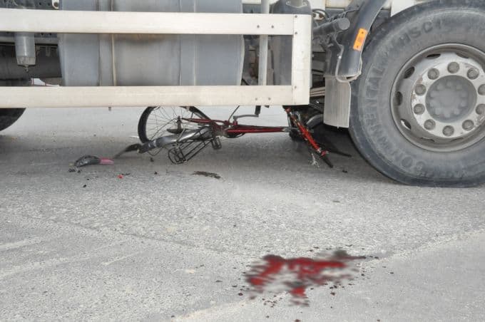 Bisikletiyle beton mikserinin altında kaldı