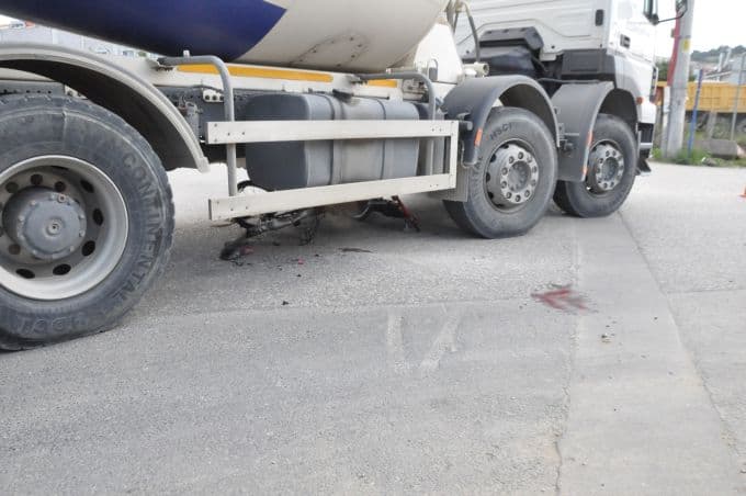 Bisikletiyle beton mikserinin altında kaldı