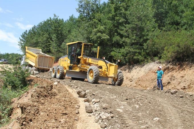 Akyazı'da mahalle yolları genişletiliyor