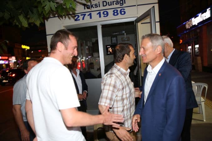 Başkan Dişli, taksicilerle iftar sonrası çay sohbeti yaptı