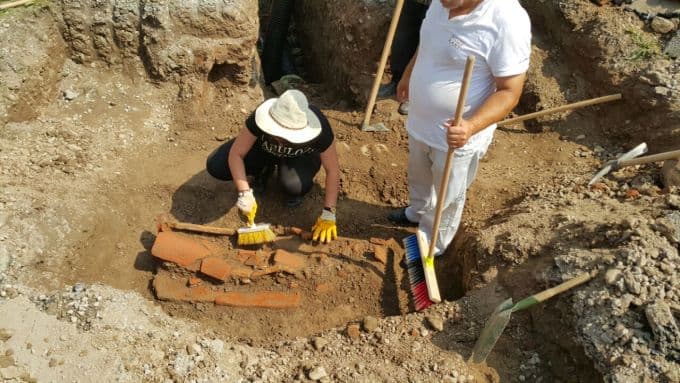 Kanalizasyon kazısında Roma dönemine ait mezar bulundu