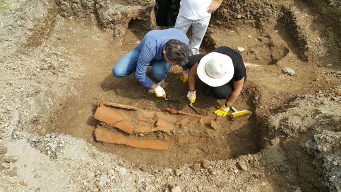 Kanalizasyon kazısında Roma dönemine ait mezar bulundu