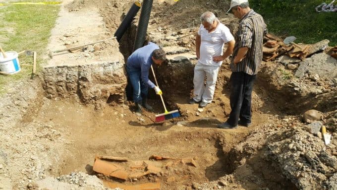 Kanalizasyon kazısında Roma dönemine ait mezar bulundu