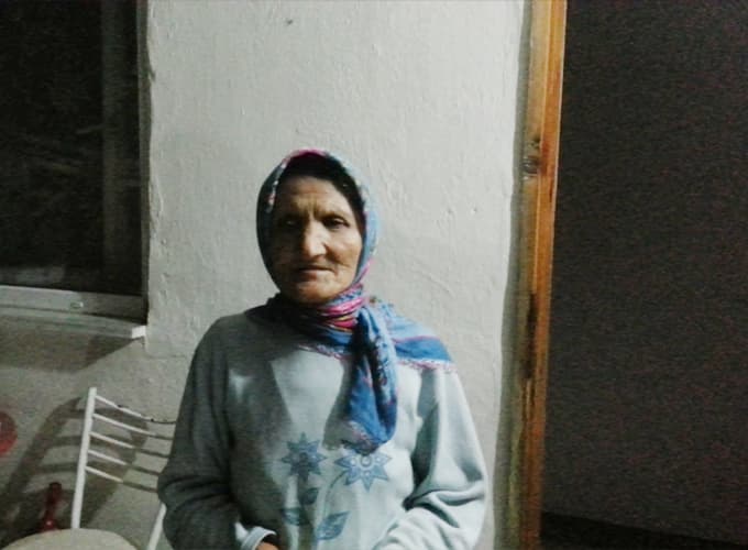 Yaşlı kadının yardımına komşuları yetişti!