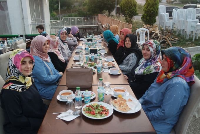 17 Ağustos Camii Derneği, çocuklara iftar verdi