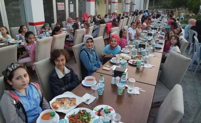 17 Ağustos Camii Derneği, çocuklara iftar verdi