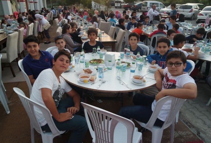 17 Ağustos Camii Derneği, çocuklara iftar verdi