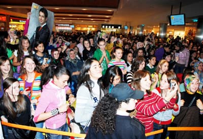 Ünlü Sanatçı Keremcem, Hayranlarıyla Buluştu