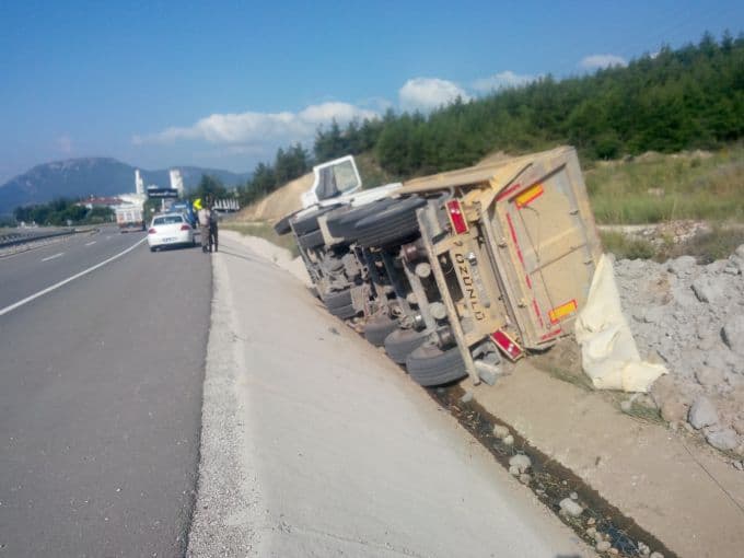 Sürücü uyudu, TIR şarampole yuvarlandı
