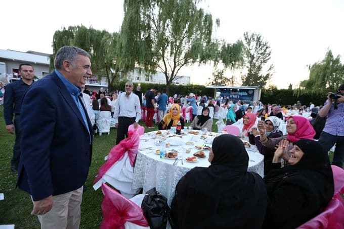 Bu iftar programı, tüm illerde aynı anda gerçekleştirildi
