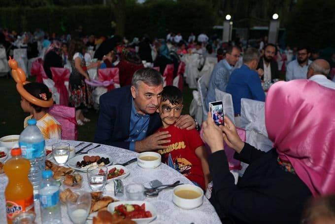 Bu iftar programı, tüm illerde aynı anda gerçekleştirildi