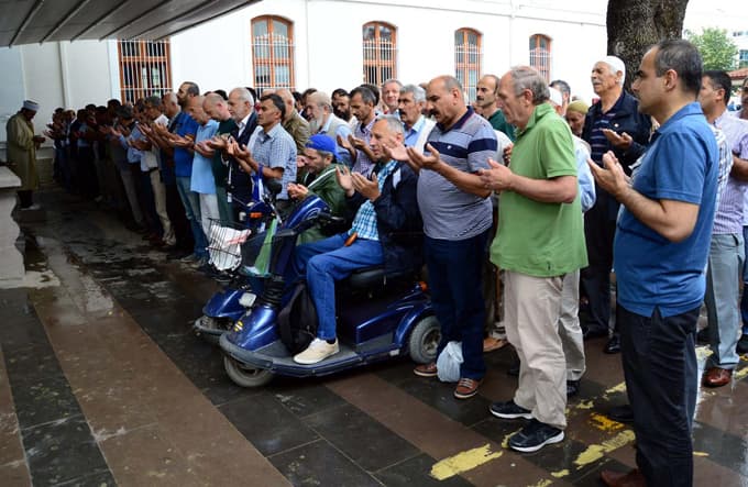 Müslümanlara yönelik uygulamalar protesto edildi