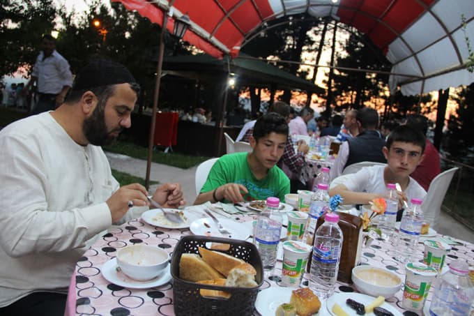 "Dünya Yetimler Günü" nedeniyle iftar düzenlendi
