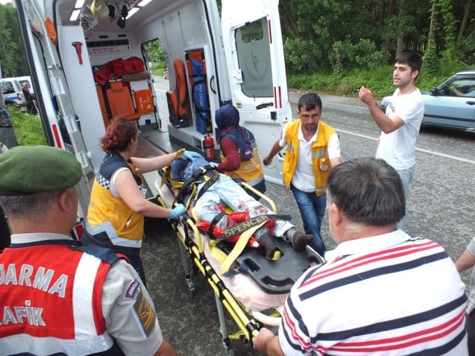 Kazada otların arasına savrulan genci vatandaşlar buldu