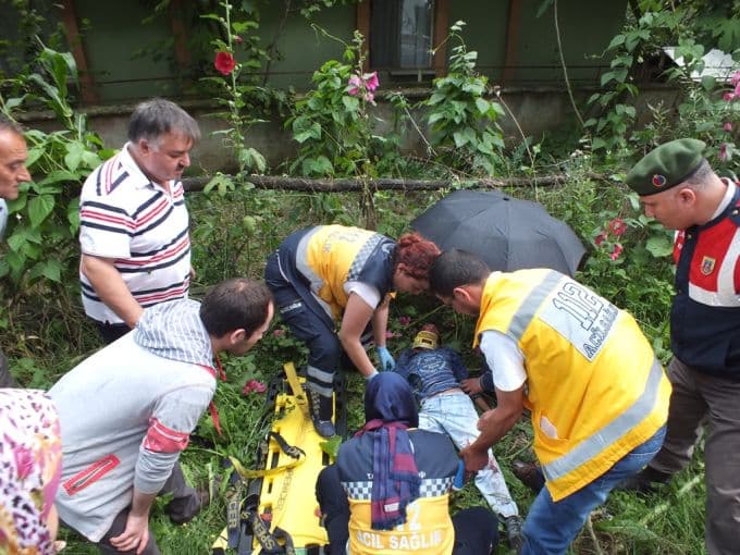 Kazada otların arasına savrulan genci vatandaşlar buldu