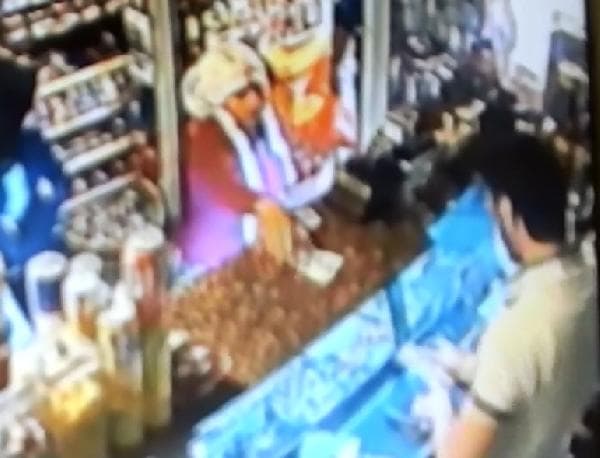 3 kadın, kuruyemişciyi böyle çarptı