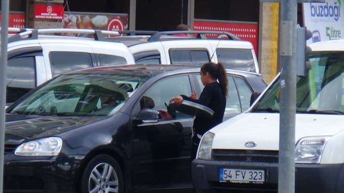 Trafikte kaymak satan çocuklar tehlike saçıyor