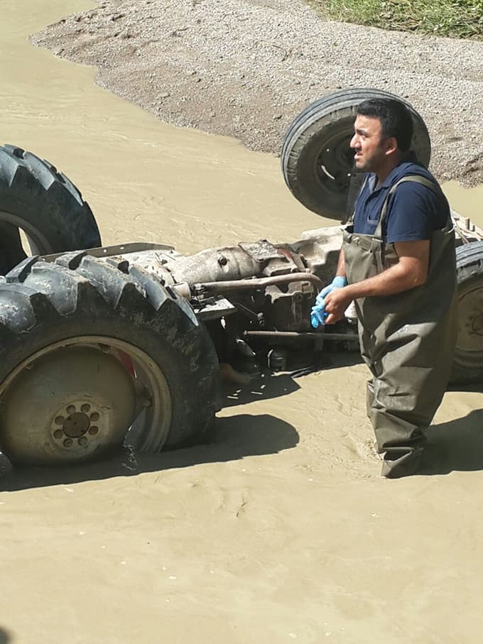 Traktörle dereye yuvarlanan 15 yaşındaki sürücü öldü