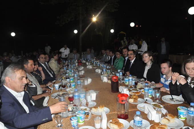 Vali Coş engelli vatandaşlarla iftar açtı