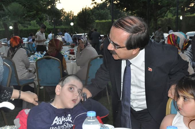 Vali Coş engelli vatandaşlarla iftar açtı