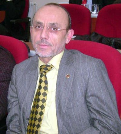 <p><font face="arial,helvetica,sans-serif" size="2">Afet İşleri Genel M&uuml;d&uuml;rl&uuml;ğ&uuml; tarafından, 4 Temmuz 2000 tarihinde Tabakhane Mahallesi Değirmen Caddesi ve Dilmen Mahallesi Akşemseddin Caddesi arasında kalan bin 650 metre uzunluğunda, 50 metre genişliğindeki alana, fay hattı olduğu gerek&ccedil;esiyle yapılaşma yasağı getirildiğini dile getiren &Ouml;zt&uuml;rk, yaptıkları araştırmalara ve danıştıkları bilim adamlarına g&ouml;re, burada fay hattı olamayacağını d&uuml;ş&uuml;nd&uuml;klerini ve bu y&uuml;zden bu b&ouml;lgede tekrar et&uuml;t yapılmasına karar verdiklerini kaydetti. &Ouml;zt&uuml;rk,<font color="#333399"> ''S&ouml;z konusu alanda, 24 noktada g&ouml;zlem yapıldı. Ayrıca, 5 adet hendek a&ccedil;ıldı ve 13 adet sismik kırılma &ccedil;alışması ger&ccedil;ekleştirildi. &Ccedil;alışmalar Afet İşleri Genel M&uuml;d&uuml;rl&uuml;ğ&uuml; tarafından bizzat yerinde incelendi. Yapılan bu &ccedil;alışmalarla uygun olmayan alanın yerleşime uygunluk değerlendirmesi yeniden yapıldı. Rapor Afet İşleri Genel M&uuml;d&uuml;rl&uuml;ğ&uuml;nce, 3 Kasım 2008 tarihinde ilgili maddeye g&ouml;re onaylandı ve bu alanda fay hattı ge&ccedil;mediği kesinlik kazandı.''</font> şeklinde konuştu.</font></p>