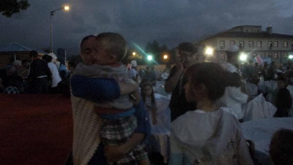 Halk iftarında çocuğunu kaybeden annenin yüzü güldü