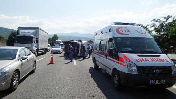 Lastiği patlayan kamyonet, yolun ortasına devrildi