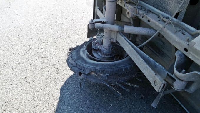 Lastiği patlayan kamyonet, yolun ortasına devrildi