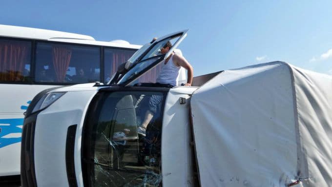 Lastiği patlayan kamyonet, yolun ortasına devrildi
