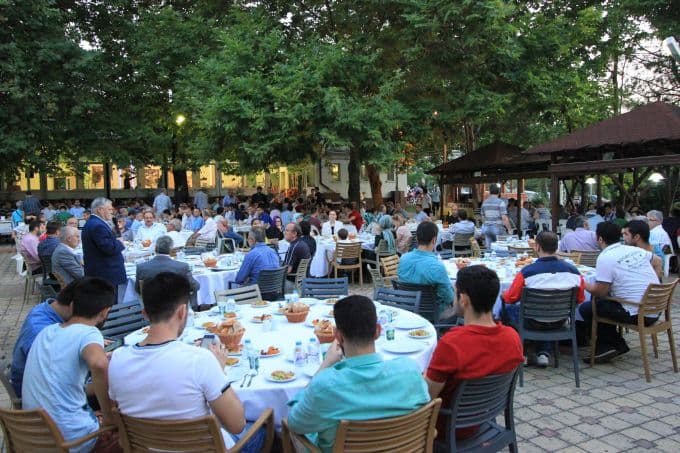 TÜVASAŞ çalışanları, iftarda bir araya geldi