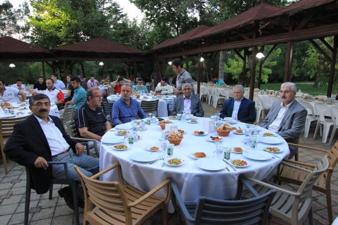 TÜVASAŞ çalışanları, iftarda bir araya geldi